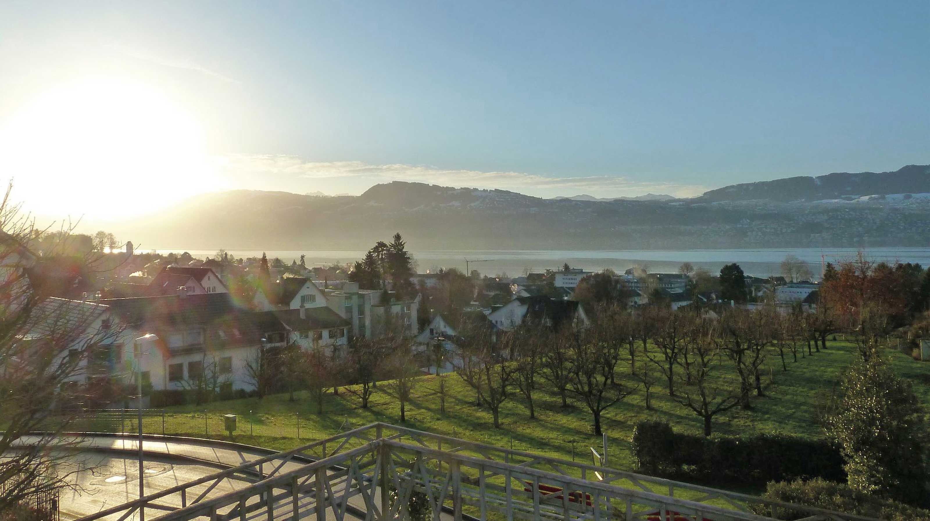 Blick auf den Zürichsee bei Sonnenaufgang